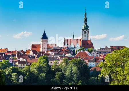 Blick auf das malerische historische Zentrum der Altstadt von Tabor mit Türmen, roten Dächern oder blauem Himmel. Gotische Kirche mit Renaissance-Giebeln - Tschechische Kultur. Stockfoto