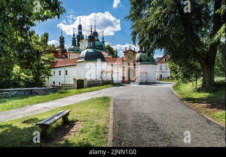 Kloster Christian Klokoty im barocken Architekturstil. Südböhmische Stadt Tabor. Kirche der Himmelfahrt der Jungfrau Maria. Wichtiger Wallfahrtsort. Stockfoto