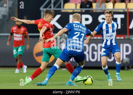 Oostende, Belgien. 12. August 2022. Gents Matisse Samoise, Oostende's Nick Batzner und Gents Andreas Hanche-Olsen kämpfen während eines Fußballschlages zwischen KV Oostende und KAA Gent, Freitag, 12. August 2022 in Oostende, am 4. (Von 34) Tag der ersten Division der belgischen Meisterschaft 2022-2023, um den Ball. BELGA FOTO KURT DESPLENTER Quelle: Belga Nachrichtenagentur/Alamy Live News Stockfoto