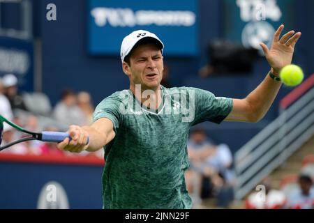 Montreal, Quebec, Kanada. 12. August 2022. HUBERT HURKACZ aus Polen in seinem Viertelfinale beim Tennisturnier National Bank Open in Montreal, Kanada. (Bild: © Christopher Levy/ZUMA Press Wire) Bild: ZUMA Press, Inc./Alamy Live News Stockfoto
