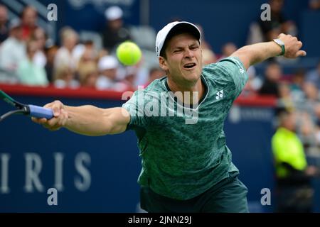 Montreal, Quebec, Kanada. 12. August 2022. HUBERT HURKACZ aus Polen in seinem Viertelfinale beim Tennisturnier National Bank Open in Montreal, Kanada. (Bild: © Christopher Levy/ZUMA Press Wire) Bild: ZUMA Press, Inc./Alamy Live News Stockfoto