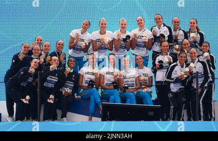 Rom, Italien, 11.. August 2022. Das Team aus der Ukraine, das Team aus Frankreich und das Team aus Italien posieren mit Medaillen auf dem Podium während der Medaillenzeremonie im technischen Finale des künstlerischen Schwimmteams der Frauen am ersten Tag der Europameisterschaft im Aquatikpark Foro Italico in Rom, Italien. 11. August 2022. Kredit: Nikola Krstic/Alamy Stockfoto