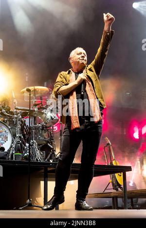 Edinburgh, Großbritannien. 12. August 2022. Simple Minds at Princes Street Gardens, Edinburgh am Freitag, den 12.. August 2022 im Rahmen der Konzerte der Edinburgh Summer Session. Bandmitglieder: Jim Kerr – Lead Vocals Charlie Burchill – elektrische & akustische Gitarre GED Grimes – Bassgitarre Sarah Brown - Backing Vocals Gordy Goudie - zusätzliche Keyboards & Gitarre Cherisse Osei - Drums Berenice Scott - Keyboards Bild: Alan Rennie Credit: Alan Rennie/Alamy Live News Stockfoto