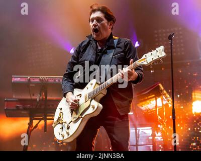 Edinburgh, Großbritannien. 12. August 2022. Simple Minds at Princes Street Gardens, Edinburgh am Freitag, den 12.. August 2022 im Rahmen der Konzerte der Edinburgh Summer Session. Bandmitglieder: Jim Kerr – Lead Vocals Charlie Burchill – elektrische & akustische Gitarre GED Grimes – Bassgitarre Sarah Brown - Backing Vocals Gordy Goudie - zusätzliche Keyboards & Gitarre Cherisse Osei - Drums Berenice Scott - Keyboards Bild: Alan Rennie Credit: Alan Rennie/Alamy Live News Stockfoto