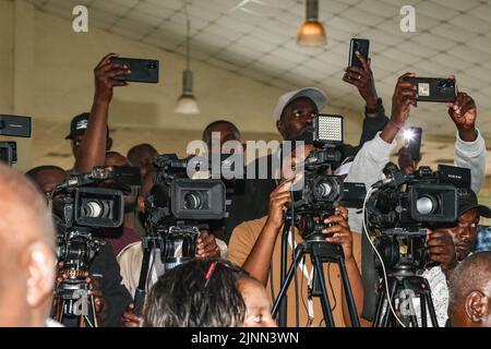 Journalisten berichten über die Veranstaltung, um Susan Kihika, Tabitha Karanja und Liza Chelule, Gewinner der höchsten politischen Sitze im Nakuru County (Gouverneurin, Parlamentsabgeordnete, Senatorin), zu erklären. Die Kenianer warten darauf, dass die Präsidentschaftswahlen abgeschlossen sind, um ihren nächsten Präsidenten kennen zu können, wobei das Rennen zwischen Raila Odinga und William Ruto sehr eng ist. Stockfoto