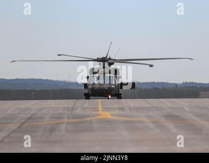 Der US-Armeekolonist Travis McIntosh, Kommandant der CAB von 10., beendet seinen letzten Flug in seiner Armeekarriere auf Fort Drum, NY. 15. Juli 2022. CW5 Rolando Sanchez, Chief Warrant Officer des CAB-Kommandos von 10., führte auch seinen letzten Flug mit der Brigade durch. (USA Armeefoto von Sgt. Michael Wilson) Stockfoto