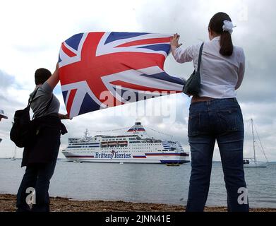 DER STOLZ DER FÄHRE AUF DIE NORMANDIE WIRD VON PORTSMOUTH ABGESCHICKT, DA SIE HUNDERTE VON VETERANEN DES D. DAY ZUM JAHRESTAG DES D.DAY PIC MIKE WALKER 2004 IN DIE NORMANDIE BRINGT Stockfoto