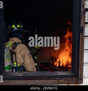 Mehr als 30 Feuerwehrmänner aus sieben verschiedenen Ländern innerhalb des Verantwortungsbereichs des U.S. Southern Command trainieren und konkurrieren während des CENTAM SMOKE 22-2 vom 8. Bis 12. August 2022 auf dem Soto Cano Air Base, Honduras. Die fünftägige Veranstaltung, die von der 612. Air Base Squadron organisiert wird, beinhaltet Brandbekämpfungstaktiken und -Techniken, Seilrettungstraining, Luftfahrzeugbrandbekämpfung, strukturelles Feuertraining, Kraftfahrzeugexposition, Sowie freundschaftliche Wettbewerbe, einschließlich des Feuerwehrwettbewerbe-Challenge-Parcours und Demonstrationen. Diese Veranstaltung stärkt Partnerschaften und baut Vertrauen zwischen den teilnehmenden Ländern entsprechend auf Stockfoto