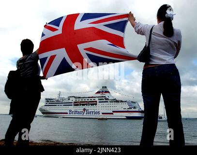 DER STOLZ DER FÄHRE AUF DIE NORMANDIE WIRD VON PORTSMOUTH ABGESCHICKT, DA SIE HUNDERTE VON VETERANEN DES D. DAY ZUM JAHRESTAG DES D.DAY PIC MIKE WALKER 2004 IN DIE NORMANDIE BRINGT Stockfoto