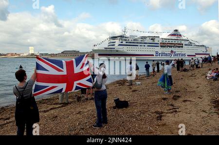 DER STOLZ DER FÄHRE AUF DIE NORMANDIE WIRD VON PORTSMOUTH ABGESCHICKT, DA SIE HUNDERTE VON VETERANEN DES D. DAY ZUM JAHRESTAG DES D.DAY PIC MIKE WALKER 2004 IN DIE NORMANDIE BRINGT Stockfoto