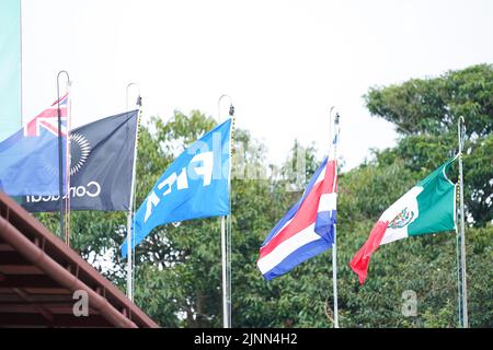 Alajuela, Costa Rica. 10. August 2022. Alajuela, Costa Rica, August 10. 2022: Flaggen winken auf der Stadionspitze (FIFA, Costa Rica, CONCACAF und Teamflaggen) während des FIFA U20 Frauen-Fußballspiels Costa Rica 2022 zwischen Neuseeland und Mexiko in Morera Soto in Alajuela, Costa Rica. (Daniela Porcelli/SPP) Quelle: SPP Sport Press Foto. /Alamy Live News Stockfoto