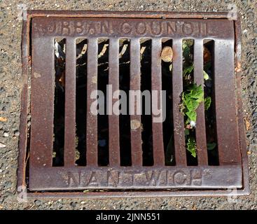 Iron Street Drainage Grid, Nantwich, Chenshire, England, UK - markiert im Stadtbezirksrat von Nantwich Stockfoto