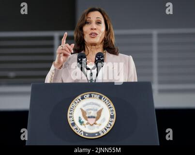 Oakland, Usa. 13.. Juli 2022. Vizepräsidentin Kamala Harris spricht am Freitag, den 12. August 2022, bei der Veranstaltung „The Generation Fund“ in Oakland, Kalifornien. Der Generation Fund ist eine $50 Millionen quasi-Stiftung, die jeden einkommensschwachen Schüler an öffentlichen Schulen und jedes Kind, das in Oakland, Kalifornien, in Armut geboren wird, unterstützt. Foto von George Nikitin/Pool/Sipa USA Kredit: SIPA USA/Alamy Live News Stockfoto