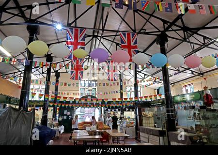 Innenseite des Nantwich Market, Market Street, Nantwich, Cheshire, England, UK, CW5 5DG, Flaggen für die Königinnen Jubiläum 2022 Stockfoto