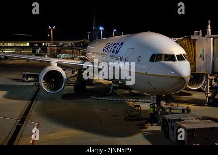 Jet-Airliner am Gate Night Narita Airport in der Nähe von Tokyo Japan Stockfoto