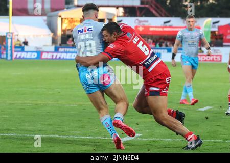 Ryan Hall #5 von Hull KR greift Liam Tindall #29 von Leeds Rhinos an Stockfoto