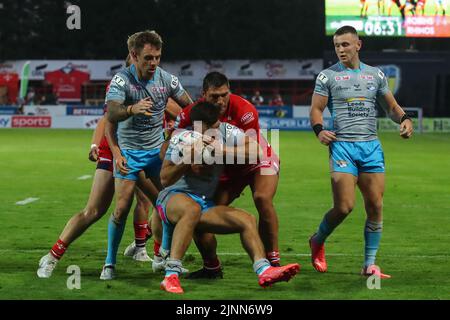 Ryan Hall #5 von Hull KR greift Liam Tindall #29 von Leeds Rhinos an Stockfoto