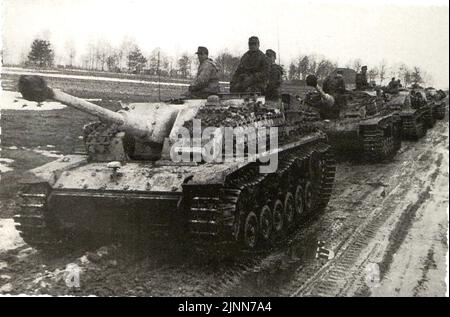 World war Two B&W Foto Deutsch Sturmgeschuetz auf einer schlammigen russischen Straße April 1944. Die Attault Guns sind von der 5. SS Panzer Division Wiking Stockfoto