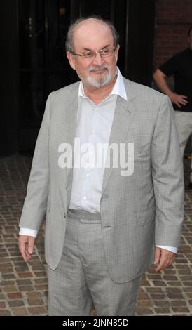 Manhattan, Vereinigte Staaten Von Amerika. 15. August 2012. NEW YORK, NY - 14. AUGUST: Salman Rushdie besucht die Cinema Society mit circa und Alice & Olivia, die am 14. August 2012 im Tribeca Grand Hotel in New York City „Sparkle“ vorführen. Personen: Salman Rushdie Kredit: Storms Media Group/Alamy Live News Stockfoto