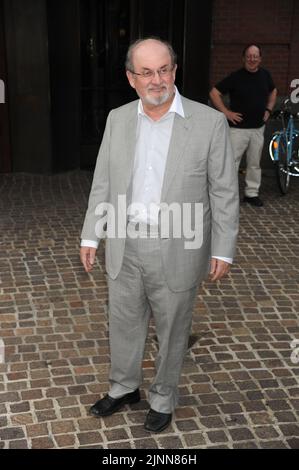 Manhattan, Vereinigte Staaten Von Amerika. 15. August 2012. NEW YORK, NY - 14. AUGUST: Salman Rushdie besucht die Cinema Society mit circa und Alice & Olivia, die am 14. August 2012 im Tribeca Grand Hotel in New York City „Sparkle“ vorführen. Personen: Salman Rushdie Kredit: Storms Media Group/Alamy Live News Stockfoto