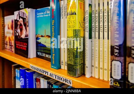 Bücher von Mississippi Autoren füllen die Regale bei Square Bücher, 31. Mai 2015, in Oxford, Mississippi. Das Familienunternehmen Buchhandlung wurde 1979 gegründet. Stockfoto