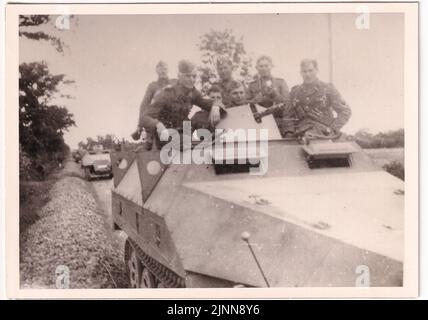 B&W-Foto des 2. Weltkriegs Deutsche Soldaten fahren auf einer SdKfz 251/D gepanzerten Halbstrecke in Frankreich 1944 . Die Männer sind von der 17. SS Gotz von Berlichingen Panzer Grenadier Division Stockfoto