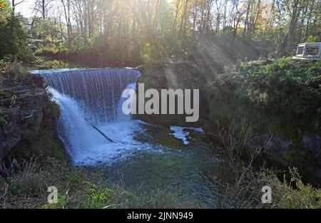 Wasserfälle und das Licht - Cedar Cliff Falls - Ohio Stockfoto