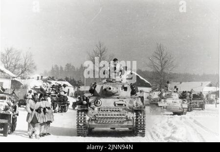 Zweiter Weltkrieg die Schlacht von Charkow am 1943. März, Deutsche Panzer und andere gepanzerte Fahrzeuge im Schnee auf der Russischen Front vorrücken Stockfoto