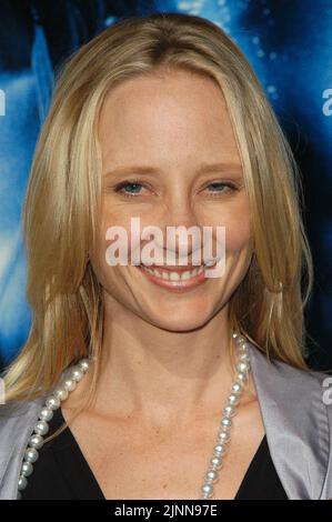 Vereinigte Staaten Von Amerika. 23. September 2005. Anne Heche bei der Premiere von „Into the Blue“ im Mann Village Theatre in Westwood, CA. Die Veranstaltung fand am Mittwoch, 21. September 2005, statt. Foto: SBM/PictureLux - Aktenzeichen # 33864-3011SBMPLX Quelle: PictureLux/The Hollywood Archive/Alamy Live News Stockfoto