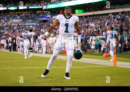 Philadelphia, USA. 12. August 2022. 12. August 2022: Philadelphia Eagles Quarterback Jalen Hurts (1) reagiert während des NFL-Vorsaison-Spiels zwischen den New York Jets und den Philadelphia Eagles am Lincoln Financial Field in Philadelphia, Pennsylvania. Christopher Szagola/CSM Credit: CAL Sport Media/Alamy Live News Stockfoto