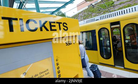 Stuttgart, Deutschland. 12. August 2022. An einer U-Bahn-Haltestelle in Stuttgart-Sillenbuch steht ein Ticketautomat. In der baden-württembergischen Landesregierung ist ein Streit darüber entstanden, ob die Fahrgeldhinterziehung eine Straftat sein sollte. Quelle: Bernd Weißbrod/dpa/Alamy Live News Stockfoto