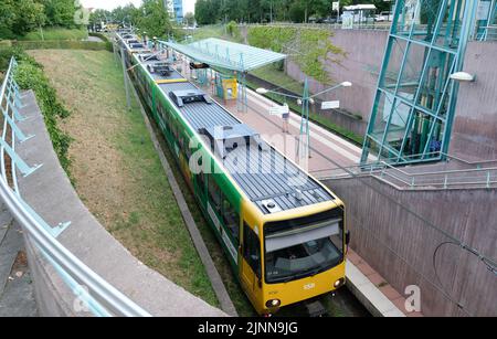 Stuttgart, Deutschland. 12. August 2022. Eine U-Bahn in Stuttgart-Sillenbuch. In der baden-württembergischen Landesregierung ist ein Streit darüber entstanden, ob die Fahrgeldhinterziehung eine Straftat sein sollte. Quelle: Bernd Weißbrod/dpa/Alamy Live News Stockfoto