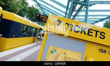 Stuttgart, Deutschland. 12. August 2022. An einer U-Bahn-Haltestelle in Stuttgart-Sillenbuch steht ein Ticketautomat. In der baden-württembergischen Landesregierung ist ein Streit darüber entstanden, ob die Fahrgeldhinterziehung eine Straftat sein sollte. Quelle: Bernd Weißbrod/dpa/Alamy Live News Stockfoto