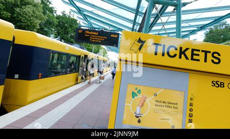 Stuttgart, Deutschland. 12. August 2022. An einer U-Bahn-Haltestelle in Stuttgart-Sillenbuch steht ein Ticketautomat. In der baden-württembergischen Landesregierung ist ein Streit darüber entstanden, ob die Fahrgeldhinterziehung eine Straftat sein sollte. Quelle: Bernd Weißbrod/dpa/Alamy Live News Stockfoto