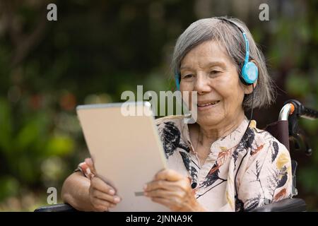 Musiktherapie bei Demenzbehandlung bei älteren Frauen. Stockfoto