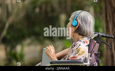 Musiktherapie bei Demenzbehandlung bei älteren Frauen. Stockfoto