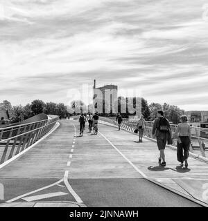 Fußgänger und Radfahrer auf Brücke über Binnenhafen, Lille Langebro Radbrücke, Verkehrssicherheit, moderne Mobilität, Architekten WilkinsonEyre und Stockfoto