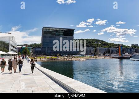 Blick auf das Munch Museum im Sommer vom Vorplatz des Opernhauses, Bjorvika-Viertel, Bjorvika, Oslo, Oslofjord, Norwegen Stockfoto