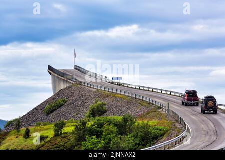 Atlantikstraße über kurvenreiche Brücke Storseisundbrua, Norwegische Landschaftsroute Atlanterhavsveien zwischen Molde und Kristiansund, More Og Romsdal Stockfoto