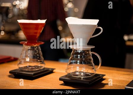 Kaffee brauen alternative Methode, zwei Kaffeetrichter stehen auf einer Waage und brauen heiße Getränke, Kaffeefilter Stockfoto