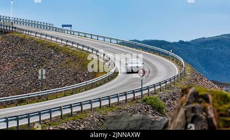 Atlantikstraße über kurvenreiche Brücke Storseisundbrua, Norwegische Landschaftsroute Atlanterhavsveien zwischen Molde und Kristiansund, More Og Romsdal Stockfoto