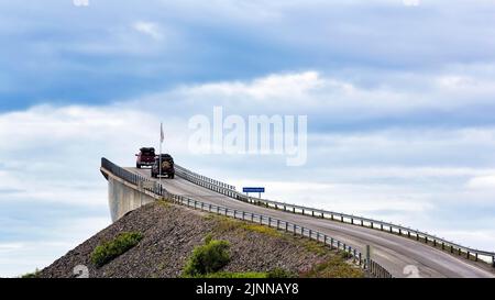 Atlantikstraße über kurvenreiche Brücke Storseisundbrua, Norwegische Landschaftsroute Atlanterhavsveien zwischen Molde und Kristiansund, More Og Romsdal Stockfoto