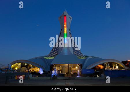 Beleuchtung des Olympiastadions in Regenbogenfarben, Montreal, Provinz Quebec, Kanada Stockfoto