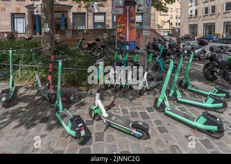 Elektro-Scooter geparkt wahllos in einer Fußgängerzone, Nürnberg, Mittelfranken, Bayern, Deutschland Stockfoto