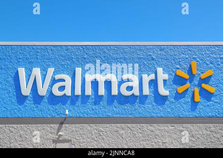 Coal Township, Vereinigte Staaten. 12. August 2022. Ein Logo ist auf der Außenseite eines Walmart Supercenters zu sehen. Kredit: SOPA Images Limited/Alamy Live Nachrichten Stockfoto