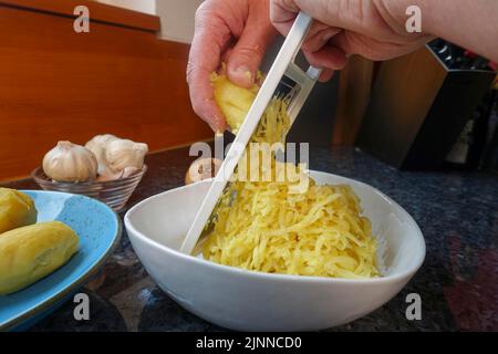 Schwäbische Küche, Kartoffelkuchen Haertsfeld zubereiten, gekochte Kartoffeln reiben, reiben, salziger Kuchen, Backen, Aus dem Ofen, herzhaft, vegetarisch, gesund Stockfoto