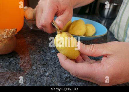 Schwäbische Küche, Zubereitung von Haertsfelder Kartoffelkuchen, schälen gekochte Kartoffeln, salziger Kuchen, backen, aus dem Ofen, herzhaft, vegetarisch, gesund Stockfoto