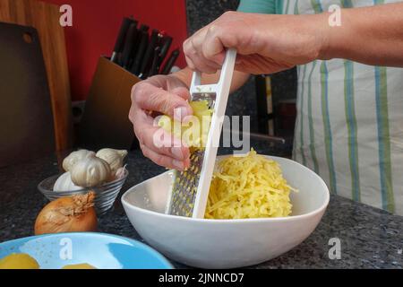 Schwäbische Küche, Kartoffelkuchen Haertsfeld zubereiten, gekochte Kartoffeln reiben, reiben, salziger Kuchen, Backen, Aus dem Ofen, herzhaft, vegetarisch, gesund Stockfoto