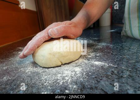 Schwäbische Küche, Quark für Haertsfelder Kartoffelkuchen, herzhafter Kuchen, Mehl, Backen, aus dem Ofen, herzhaft, vegetarisch, typisch schwäbisch Stockfoto