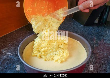 Schwäbische Küche, Zubereitung von Haertsfeld-Kartoffelkuchen, Füllung von Quark-Teigboden mit Kartoffelmischung und Sauerrahm, Backform, Kuchenblech, Springform Stockfoto